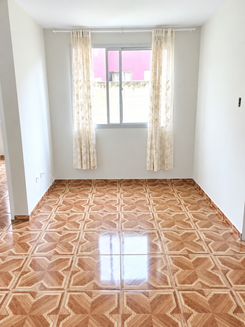 Sala Vazia com Janela e Piso Geométrico.png