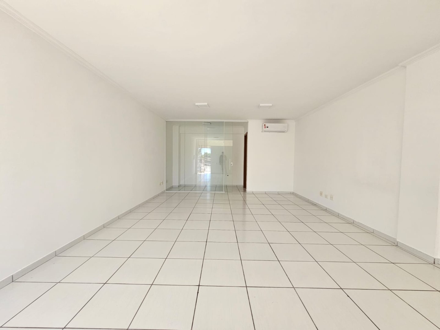 Conjunto Comercial para locacao no Novo Mundo em Curitiba com 46,1m² por R$ 1.350,00