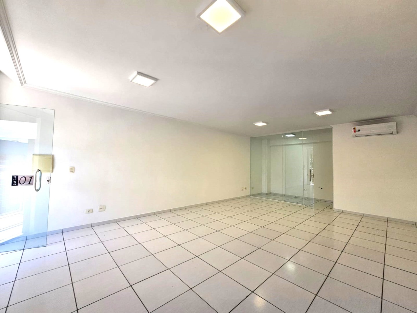 Conjunto Comercial para locacao no Novo Mundo em Curitiba com 46,1m² por R$ 1.350,00