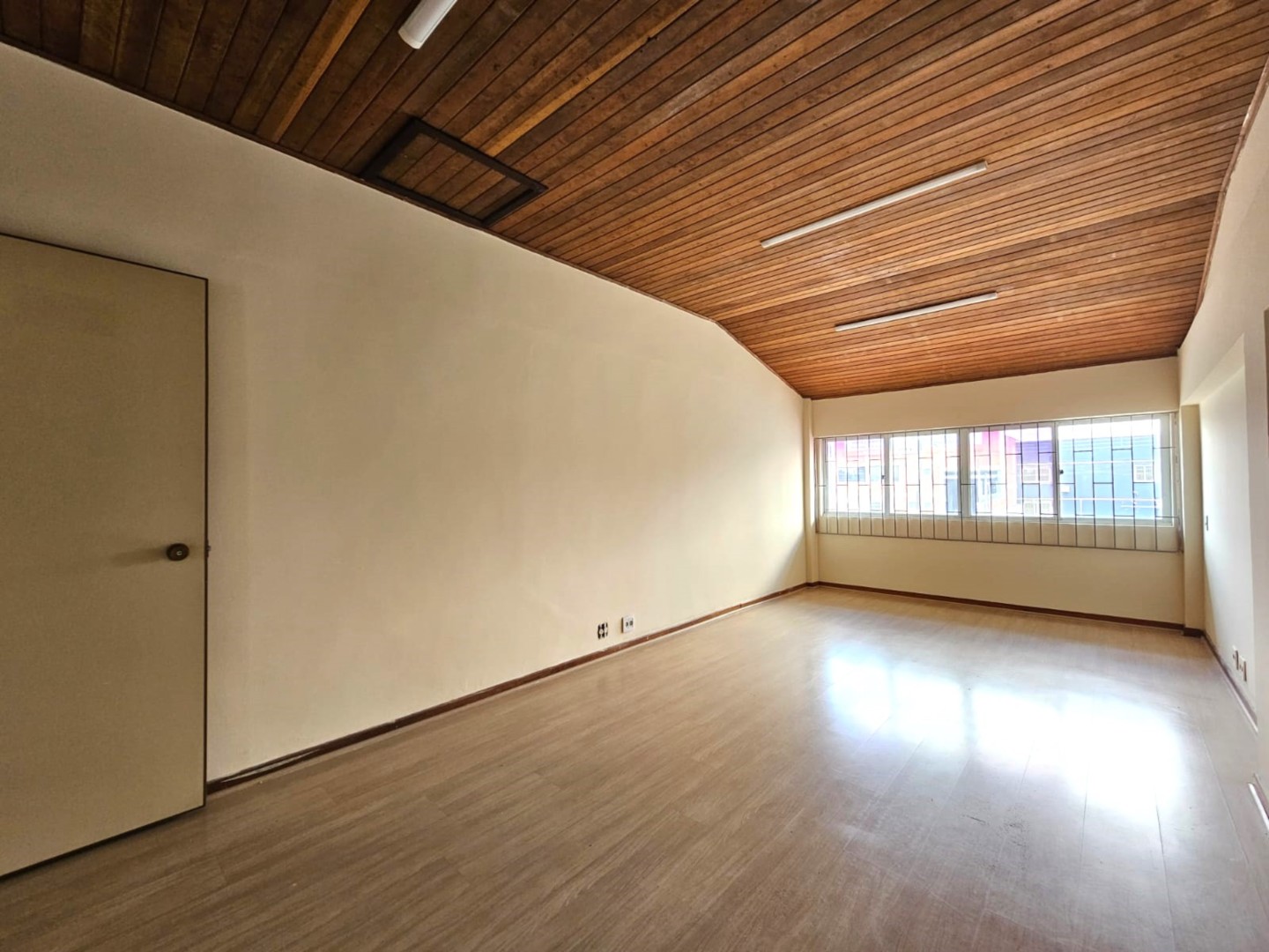 Conjunto Comercial para locacao no Boqueirao em Curitiba com 120m² por R$ 4.550,00