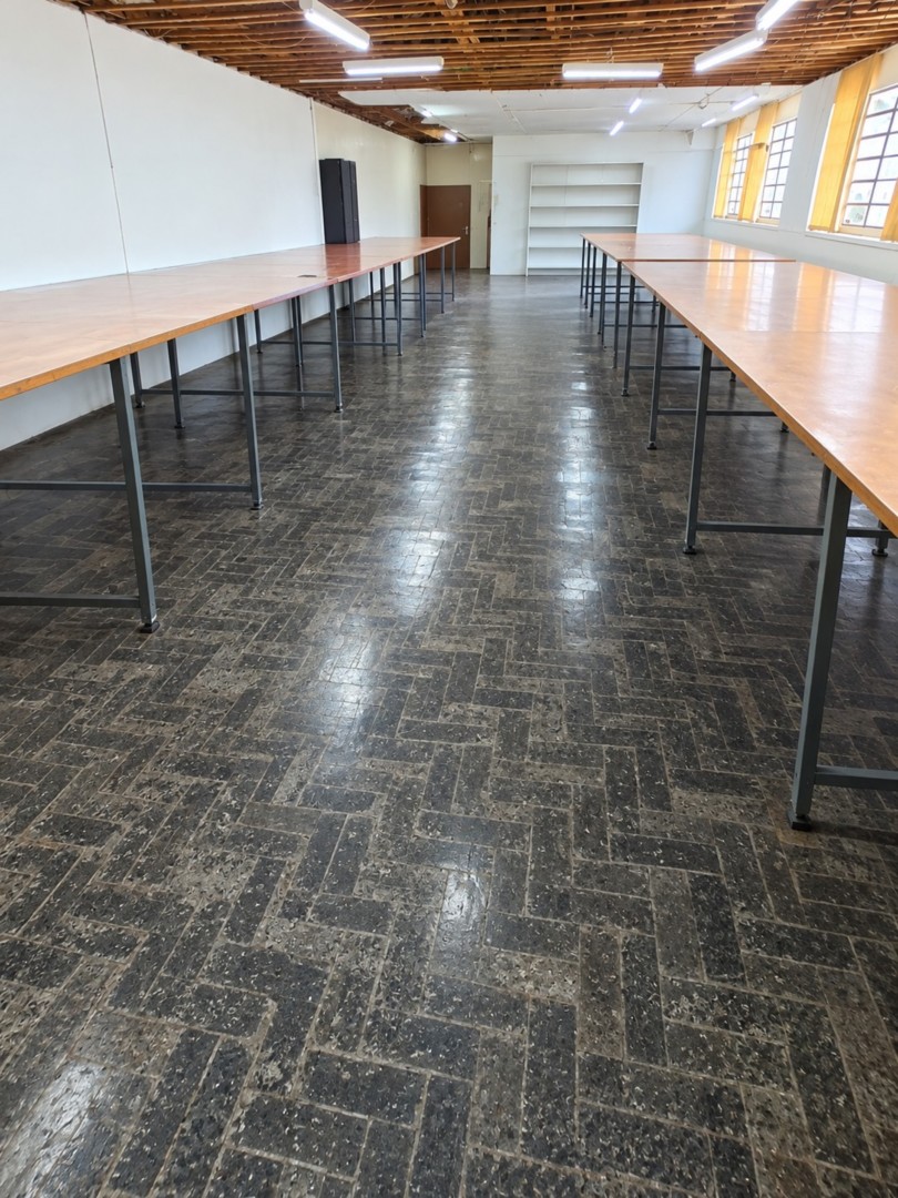 Ateliê Industrial Limpo e Organizado.png