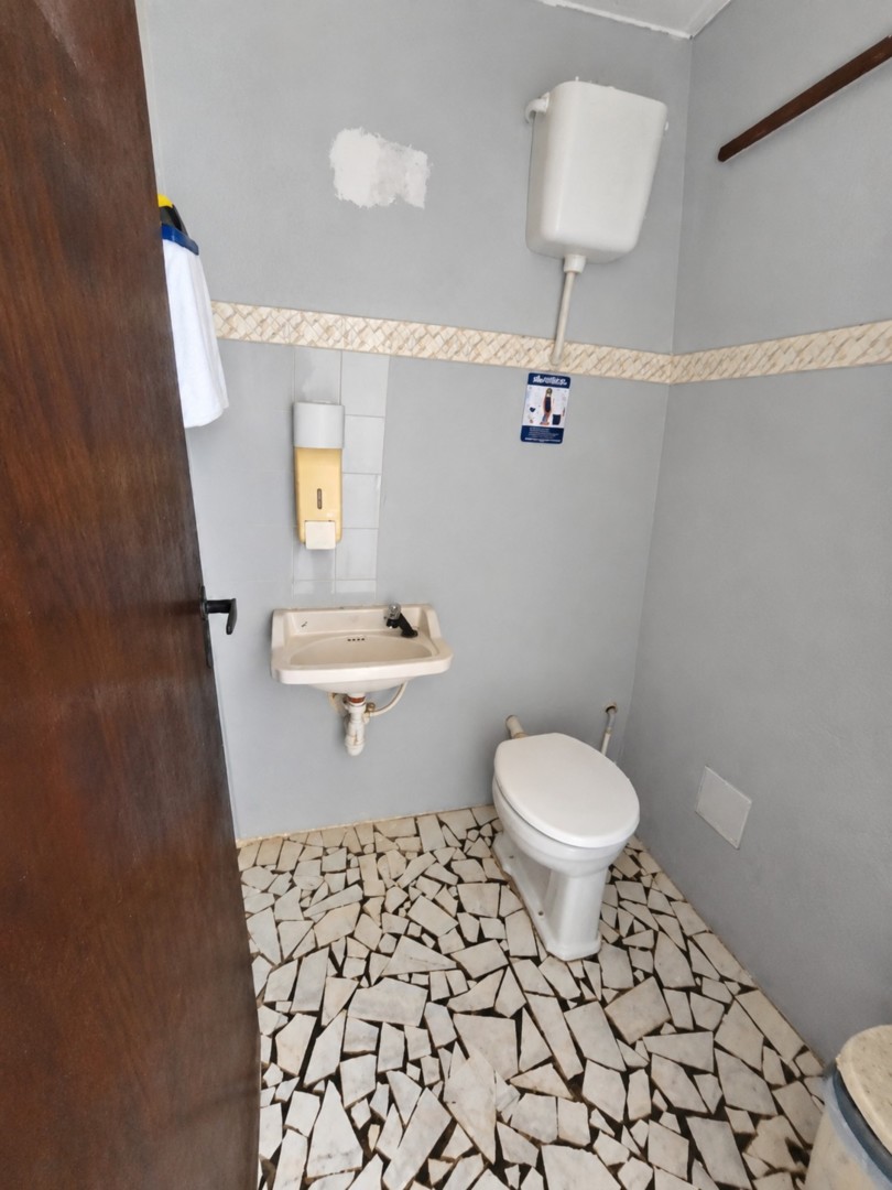 Banheiro compacto com piso de mosaico.png