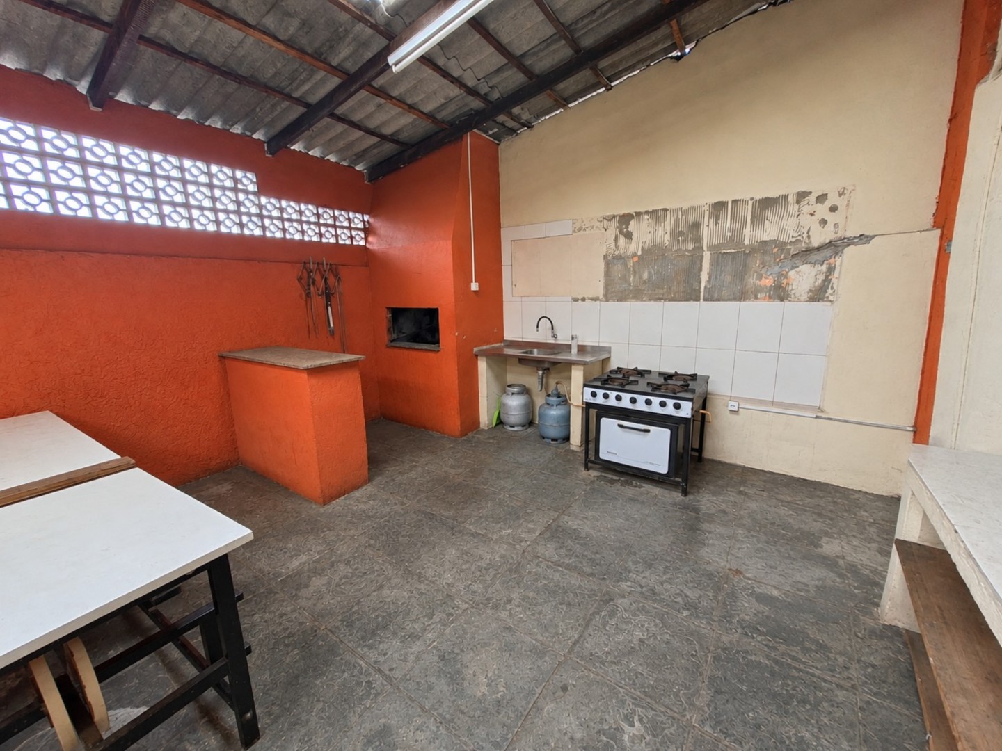 Cozinha rústica organizada e desgastada.png