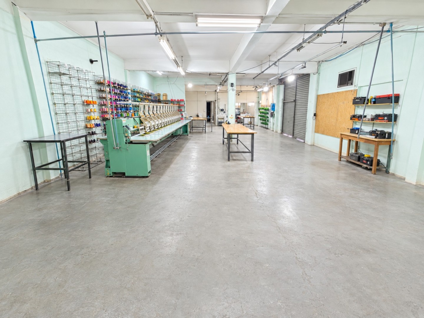 Oficina industrial limpa e organizada.png