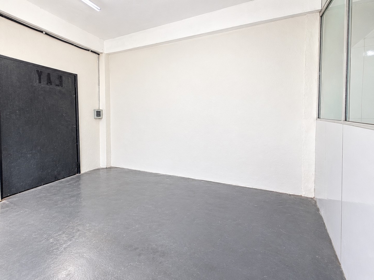 Sala vazia com painel YAH.png