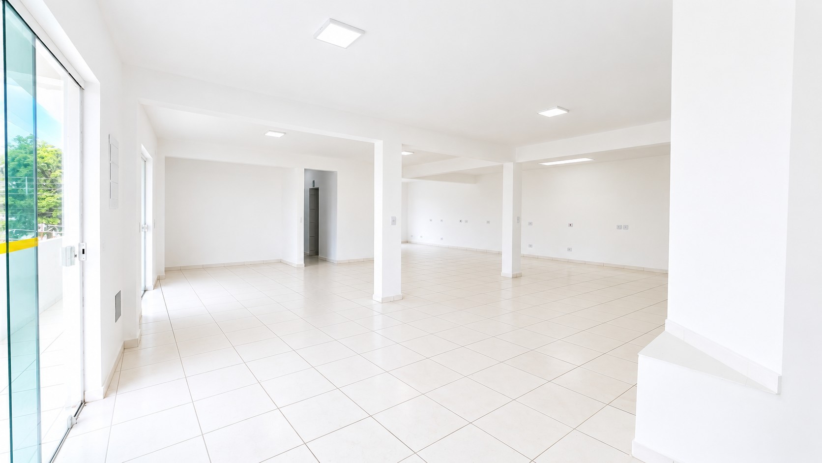 Espaço Comercial Moderno e Iluminado.png