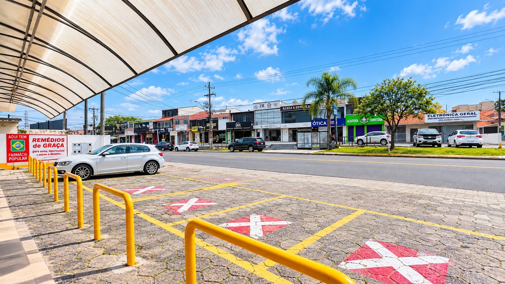 Estacionamento Comercial sob Céu Azul.png