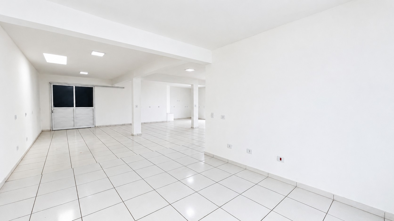 Interior Comercial Branco e Minimalista.png
