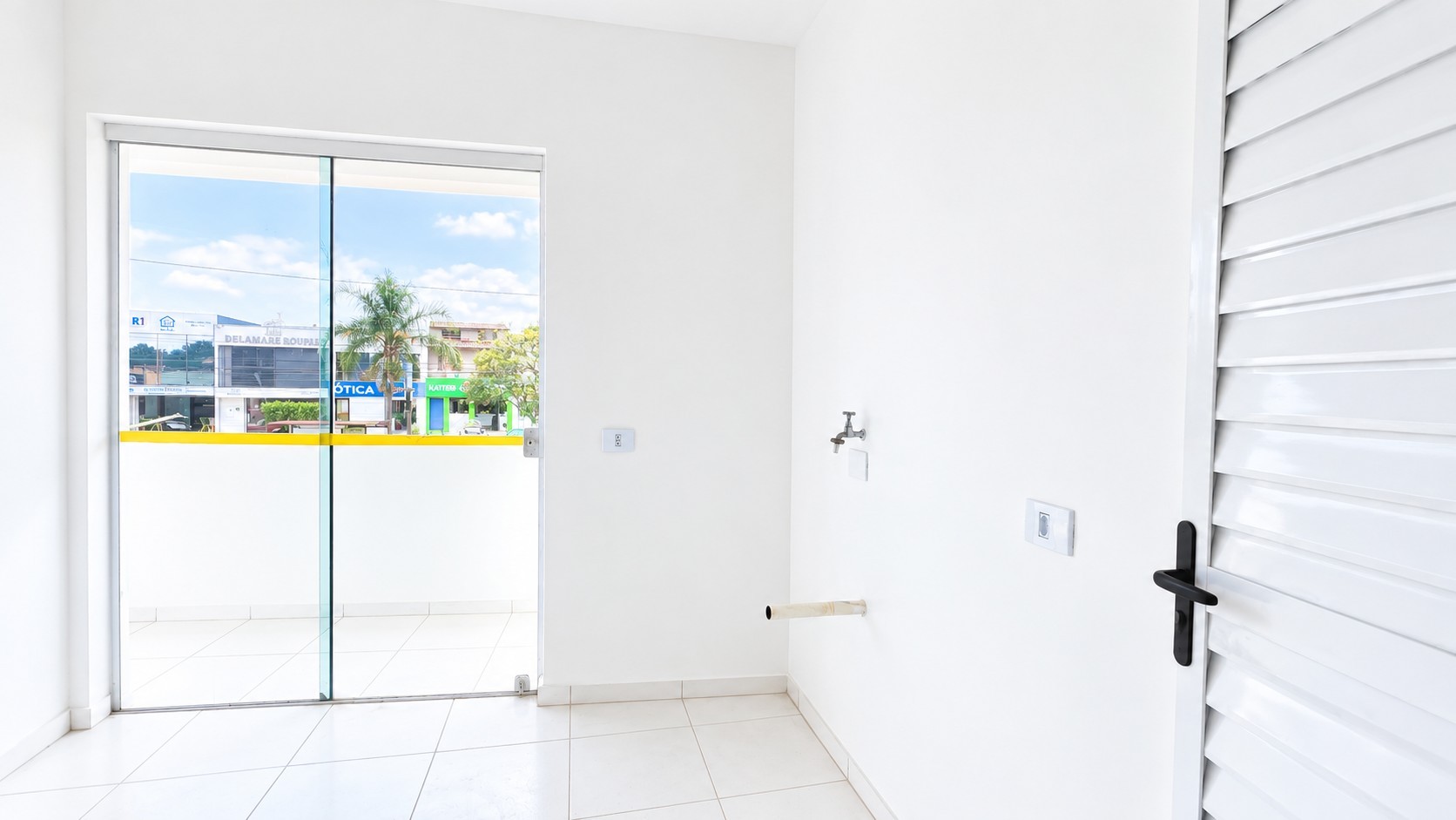 Interior Minimalista com Vista para a Cidade.png