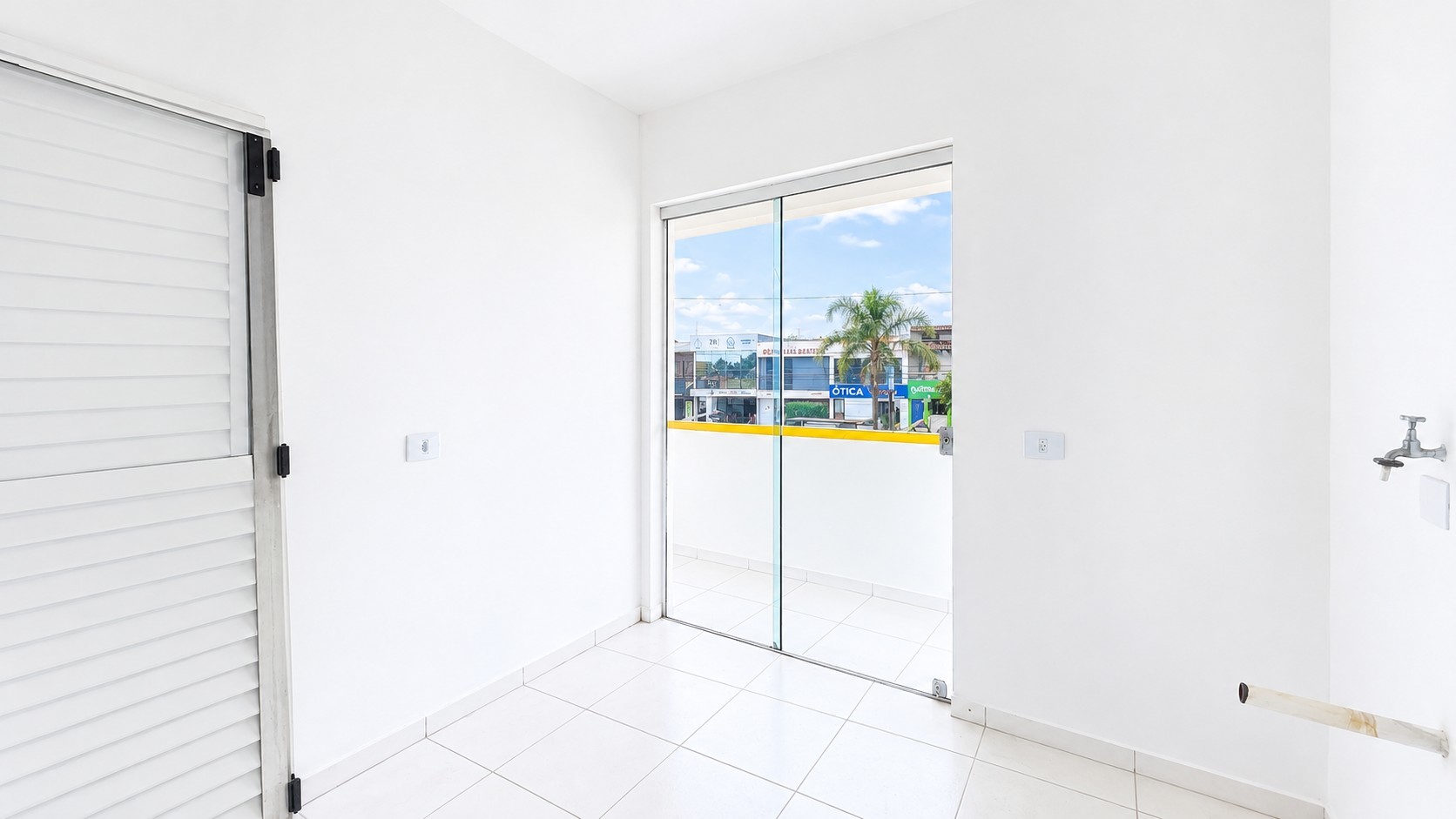Interior Minimalista com Vista para a Varanda.png