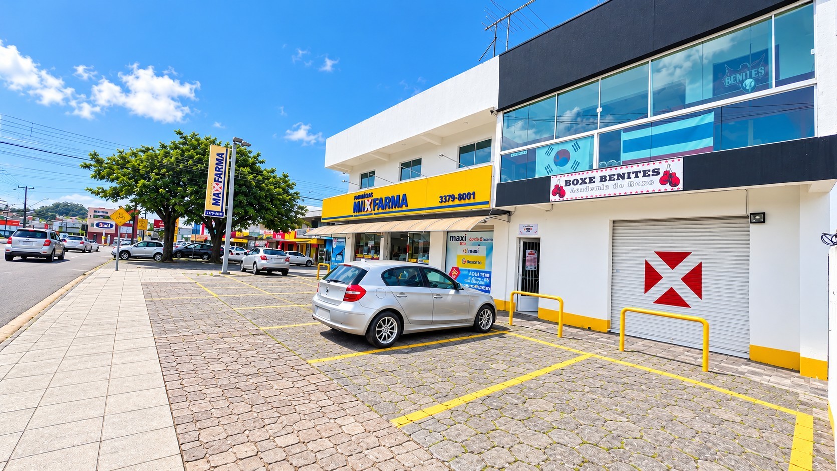 Praça Comercial Mixfarma sob Céu Azul.png