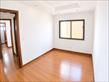 Interior moderno com piso de madeira e janela luminosa.png