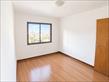 Quarto Moderno com Vista Urbana.png