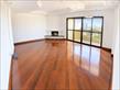 Sala Ampla com Lareira e Varanda Envidraçada.png