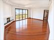 Sala de Estar Moderna com Vista Urbana.png