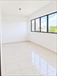 Sala Minimalista com Janela Panorâmica.png