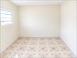 Quarto Vazio com Piso Geométrico e Luz Natural.png