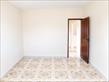 Sala Vazia com Porta de Madeira.png