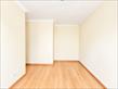 Interior minimalista com alcova iluminada.png