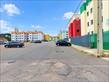 Rua Residencial Colorida sob Céu Azul.png
