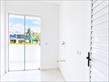 Interior Minimalista com Vista para a Cidade.png