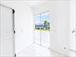 Interior Minimalista com Vista para a Varanda.png