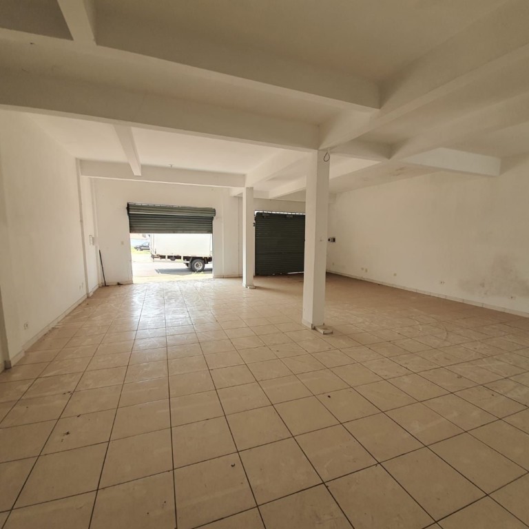 Barracão/galpão para locacao no Zona 06 em Maringa com 100m² por R$ 3.700,00