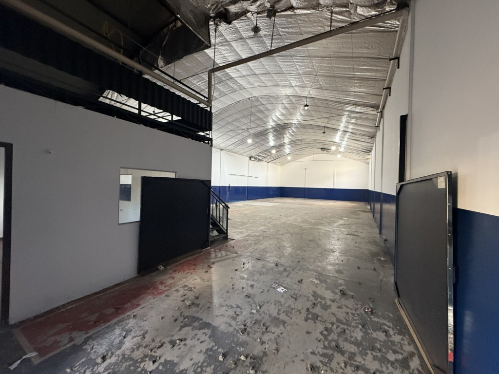 Barracão_galpão para vendalocacaovenda e locacao no Jardim Paris em Maringa com 459,08m² por R$ 1.300.000,005.000,00