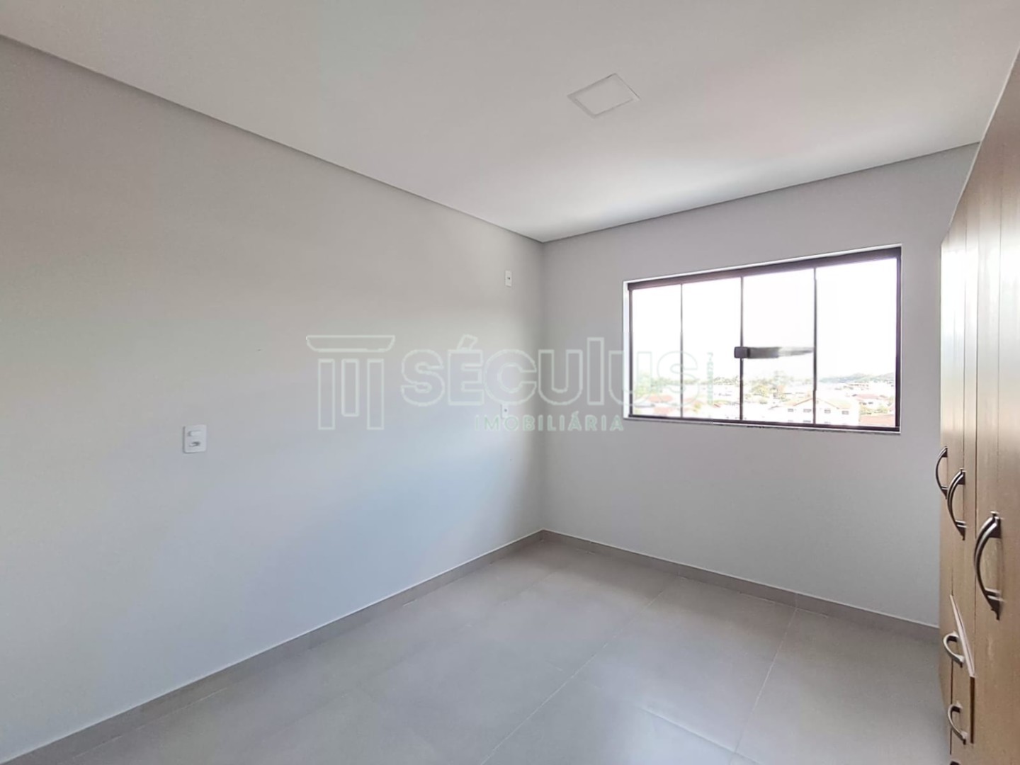 4aaeac85-74cd-450c-80f7-b9da1332b26e.jpg