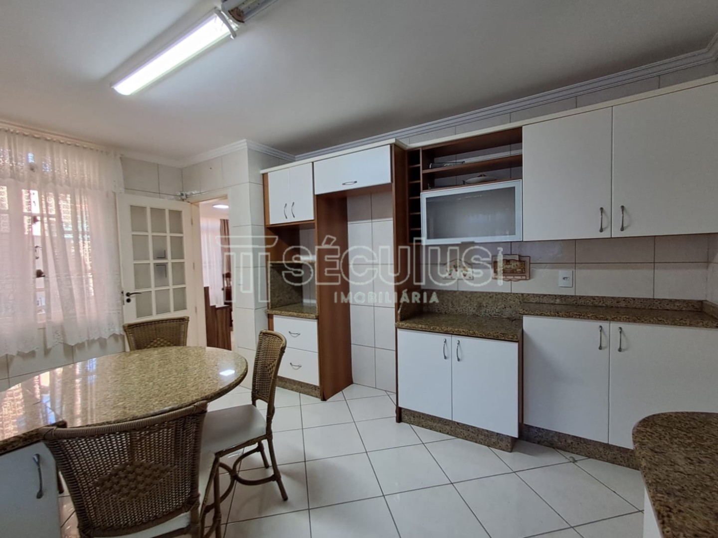 ebe6cd96-bd41-4087-8fed-d9fa6540d392.jpg