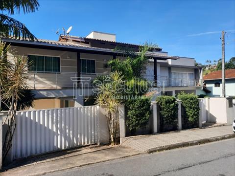 Casa Residencial para locacao no Ilha da Figueira em Jaragua do Sul com 0m² por R$ 5.555,55