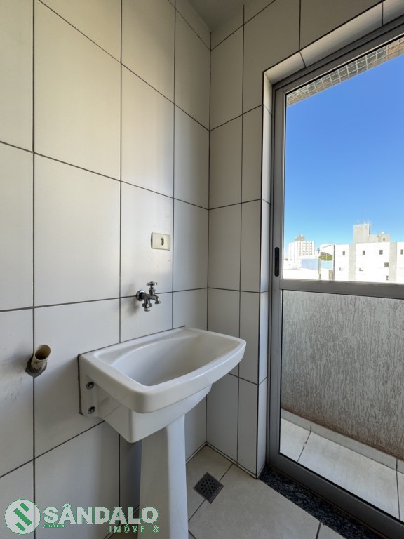 Apartamento para locacao no Zona 07 em Maringa com 66,99m² por R$ 1.210,00