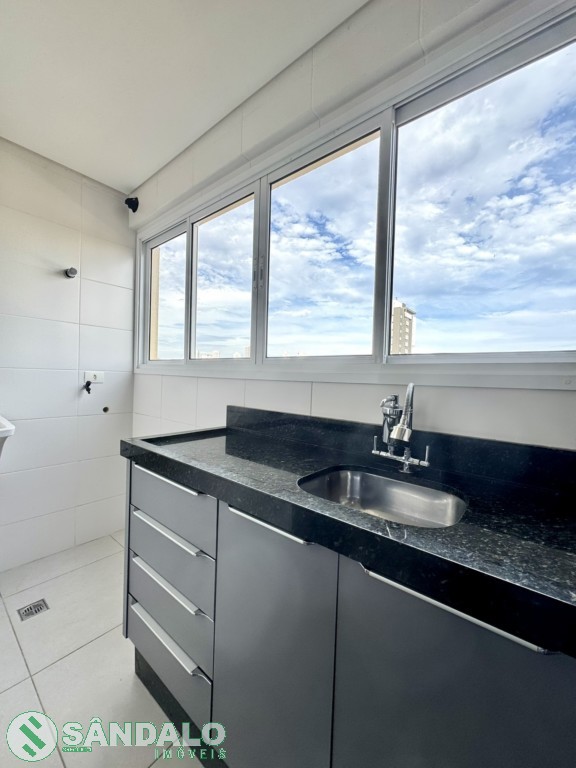 Apartamento para locacao no Zona 08 em Maringa com 104,4m² por R$ 2.640,00