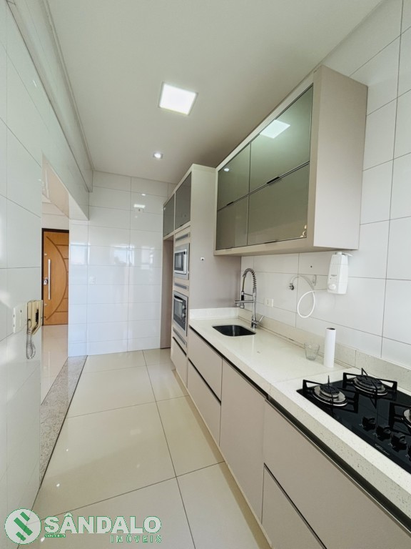 Apartamento para locacao no Zona 07 em Maringa com 181,83m² por R$ 4.400,00
