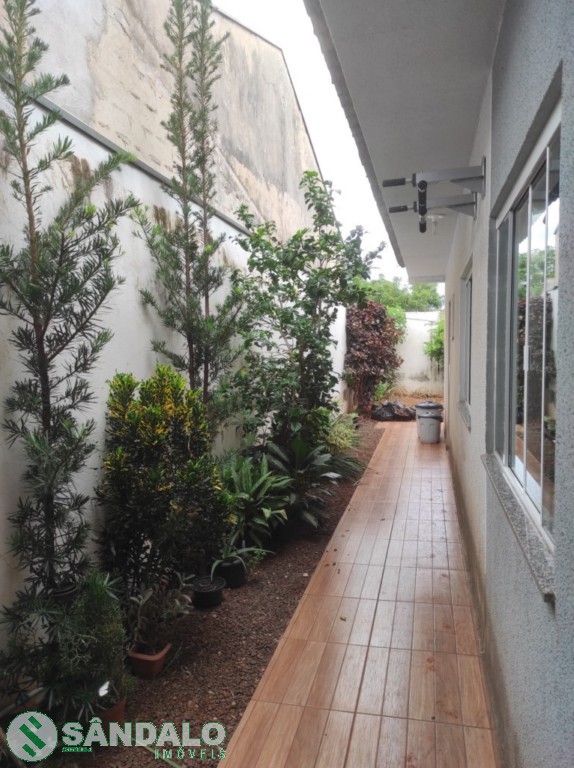 Casa para venda no Conjunto Joao de Barro Champagnat em Maringa com 162,5m² por R$ 260.000,00
