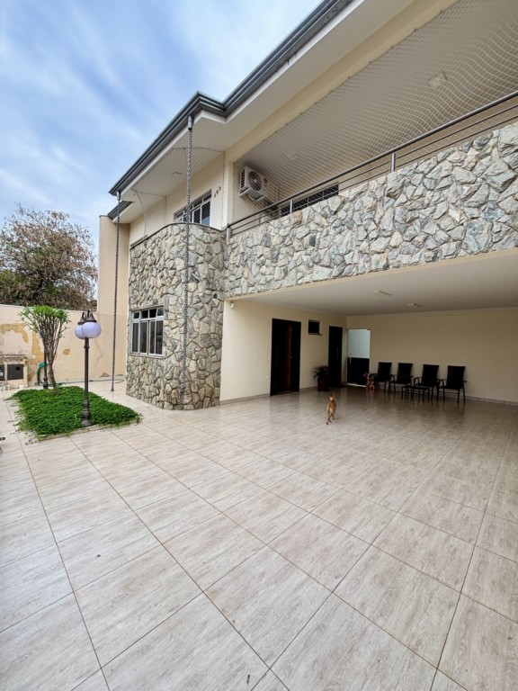 Sobrado para locacao no Jardim Pinheiros em Maringa com 303m² por R$ 5.830,00