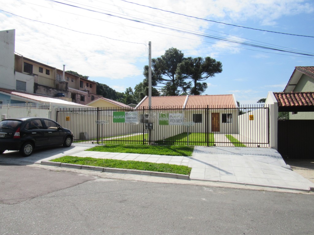 Casa Residencial para locacao no Orleans em Curitiba com 51m² por R$ 2.555,55