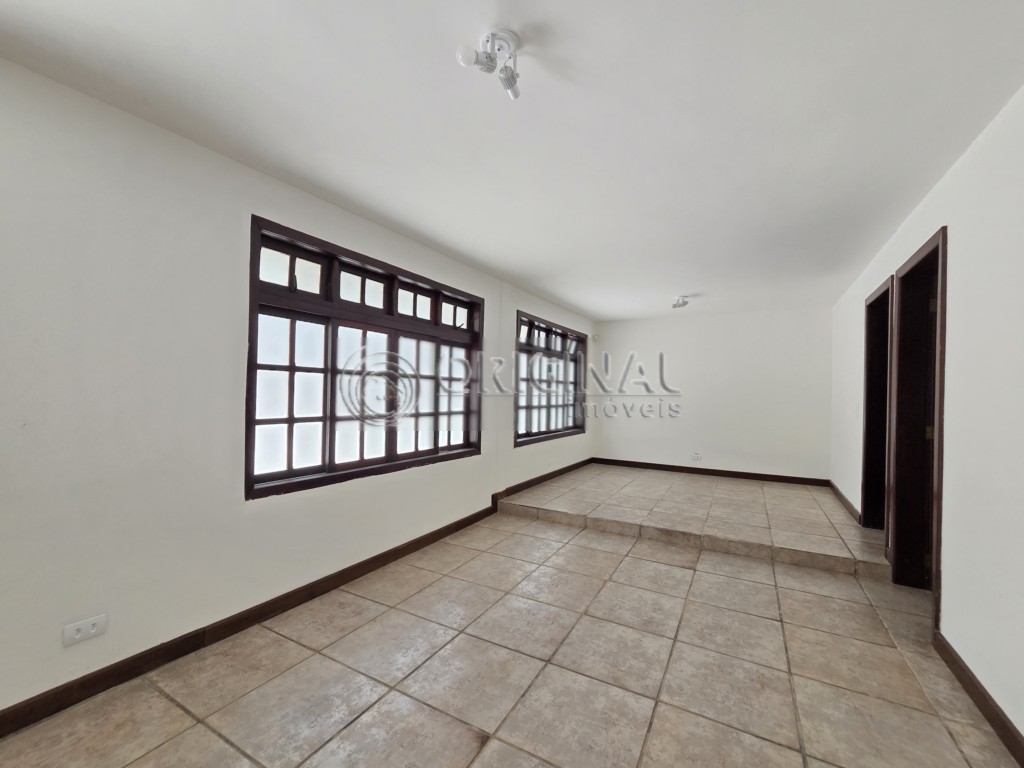 Casa Residencial para locacao no Mossungue em Curitiba com 256m² por R$ 4.777,77