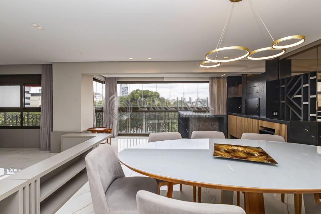 Apartamento para locacao no Centro em Curitiba com 170m² por R$ 8.888,88