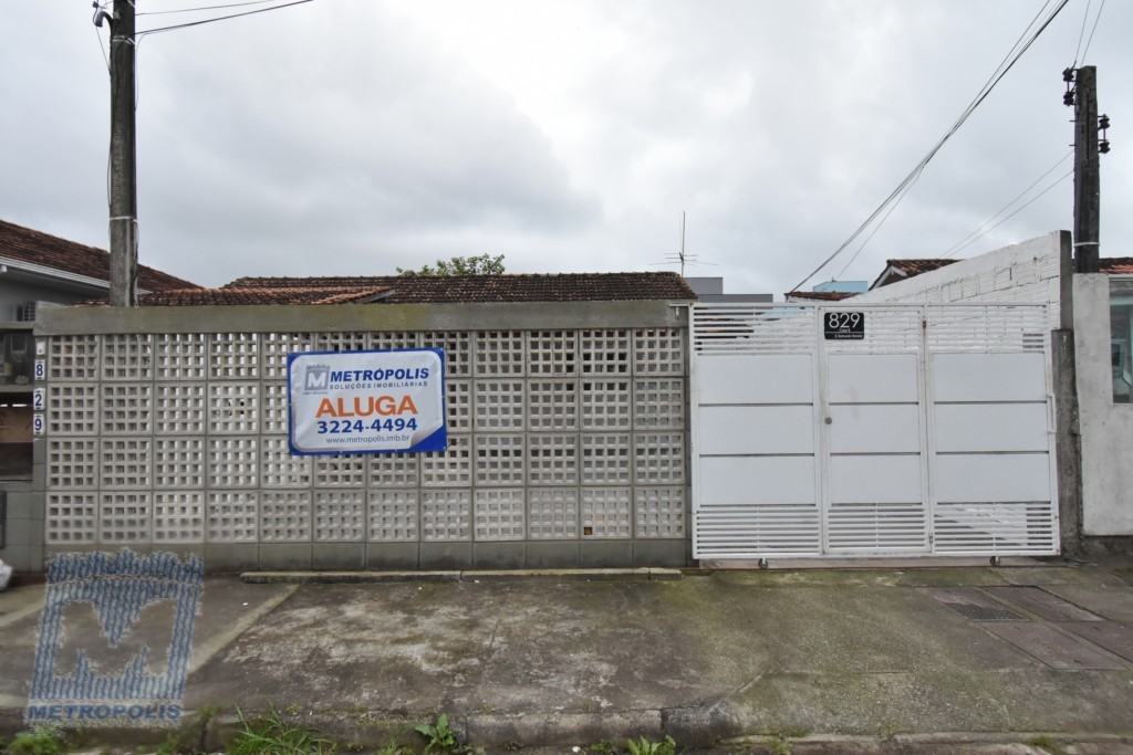 Casa Residencial para locacao no Carianos em Florianopolis com 40,45m² por R$ 2.800,00