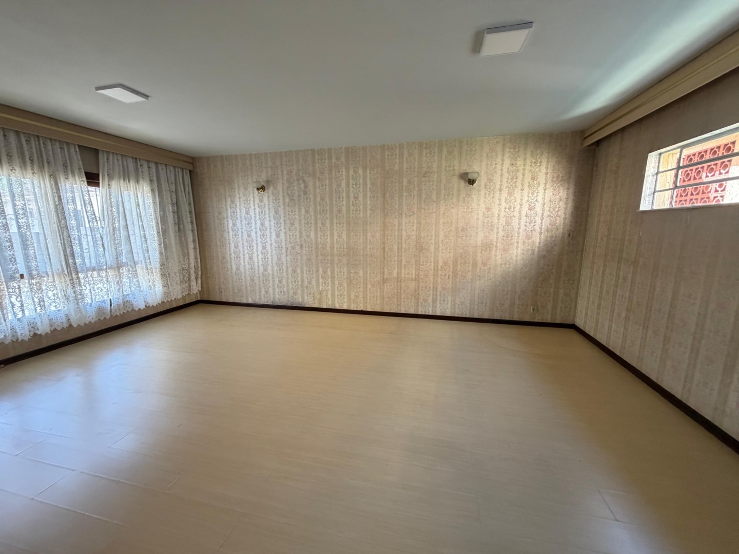Casa Residencial para vendalocacaovenda e locacao no Centro em Ponta Grossa com 318m² por R$ 1.190.000,006.490,00