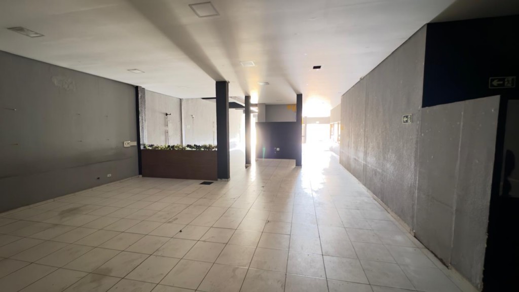 Salão para locacao no Centro em Apucarana com 0m² por R$ 8.500,00