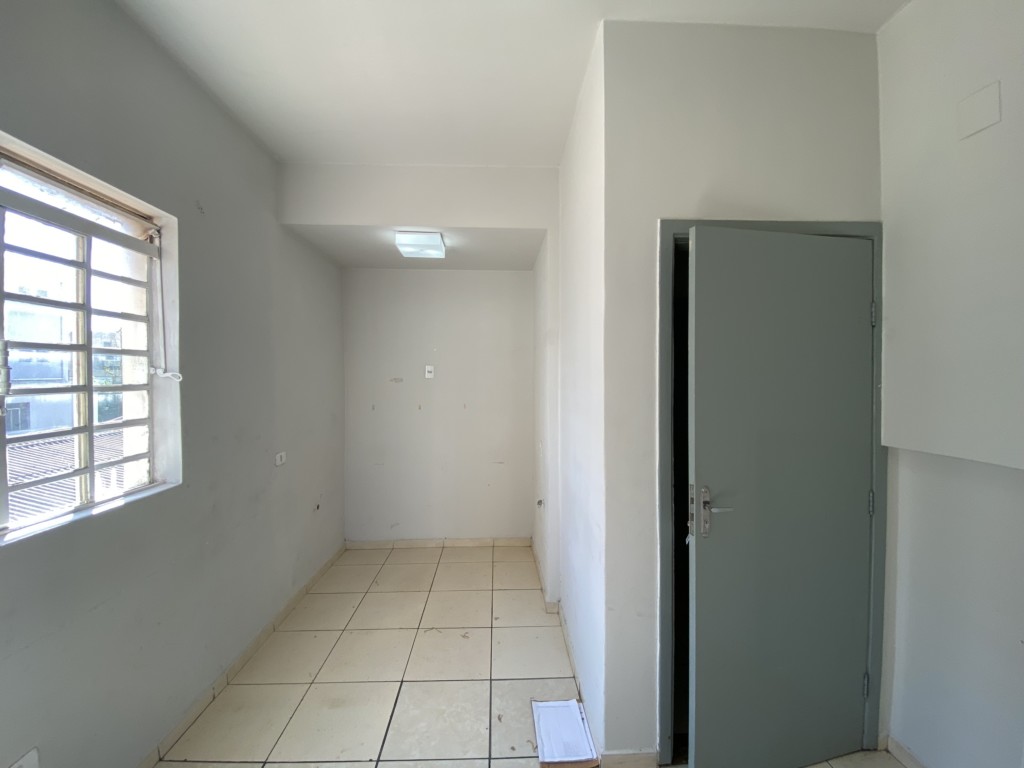 Sala Com_ Não Térrea para locacao no Centro em Apucarana com 0,00m² por R$ 800,00