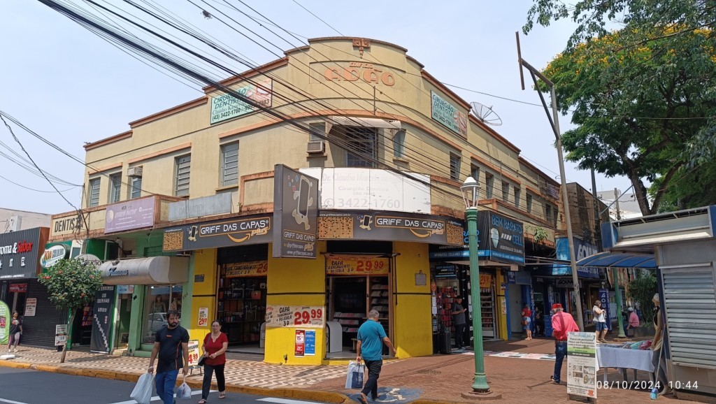 Sala Com_ Não Térrea para locacao no Centro em Apucarana com 0m² por R$ 450,00