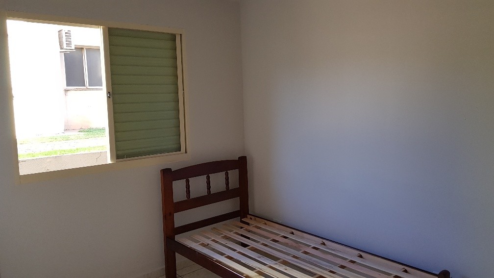 Quarto 01 com cama e armário