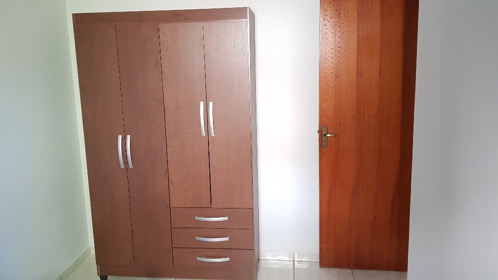 Quarto 01 com cama e armário