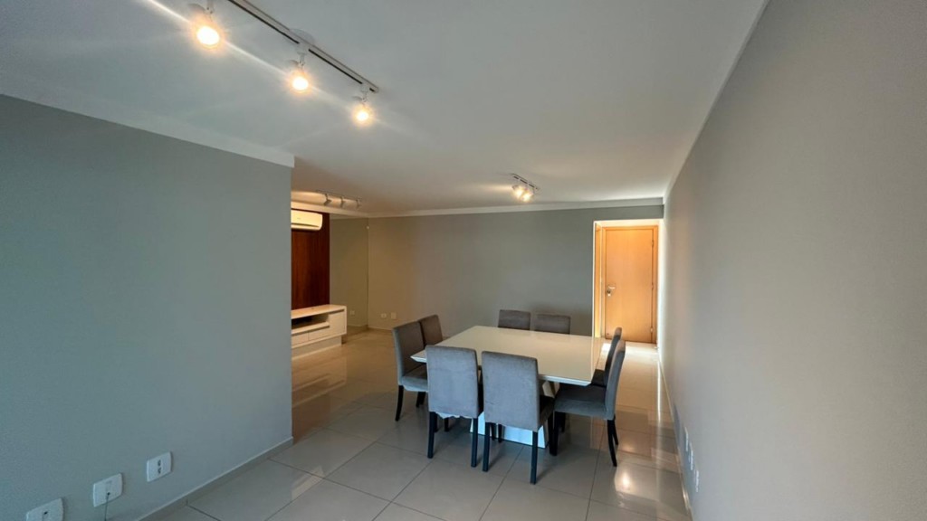 Apartamento para locacao no Centro em Apucarana com 0m² por R$ 2.600,00