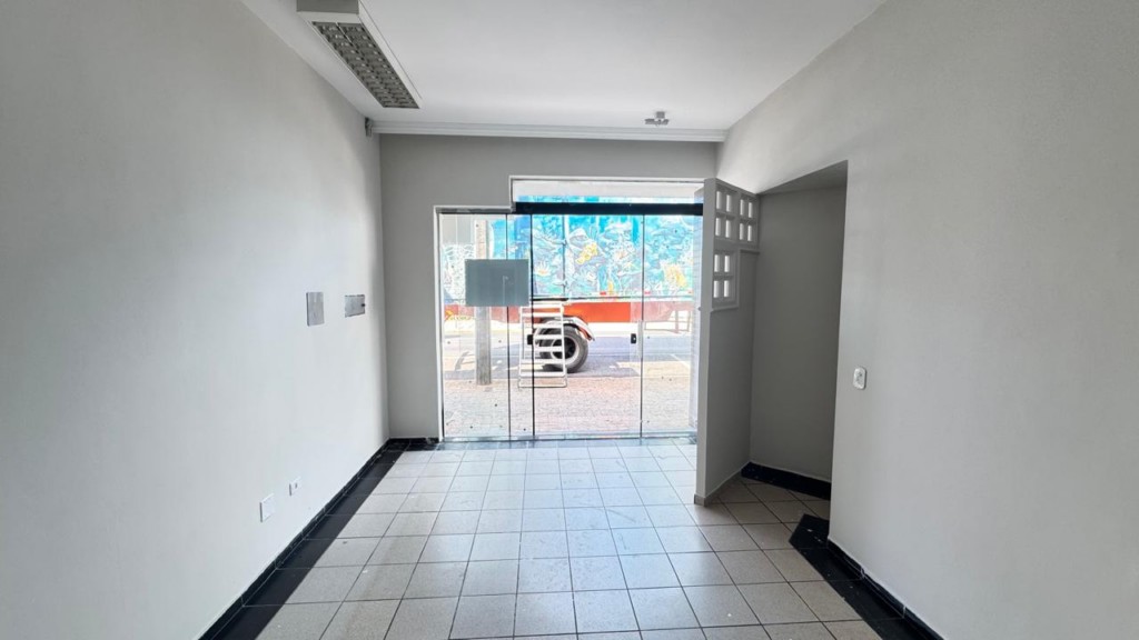 Sala Comercial para locacao no Centro em Apucarana com 0m² por R$ 3.400,00