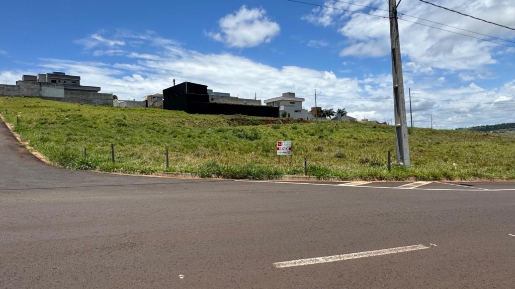 Terreno Comercial para venda no Loteamento Residencial Cazarin em Apucarana com 588,27m² por R$ 690.000,00