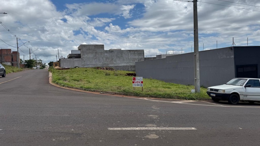 Terreno Comercial para venda no Loteamento Residencial Cazarin em Apucarana com 378,06m² por R$ 450.000,00